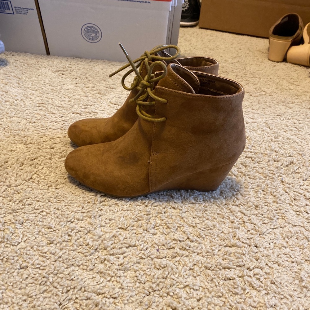 New Direction Cedar Brown Suede Ankle Booties! In great condition!